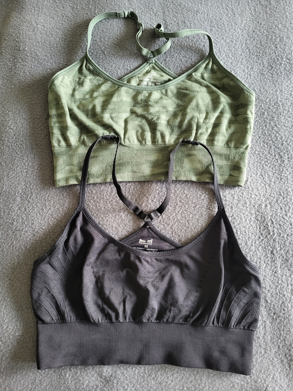 Womens Pro Fit Seamless Sports Bras Lot Of 2 Gym Tops— Green Camo & Black Medium